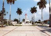 La Iglesia de San Juan Bautista e Inmaculada Concepción de Jaruco vista desde el parque. Foto 2003.